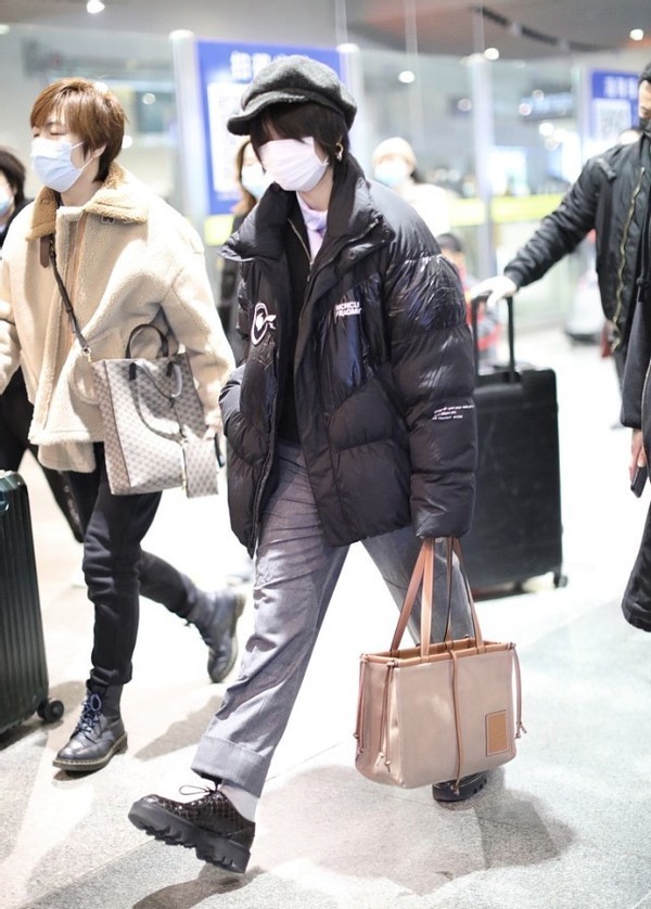 周笔畅真挺皮的, 戴着花帽子出门, 感觉很有儿童感, 真挺嫩的