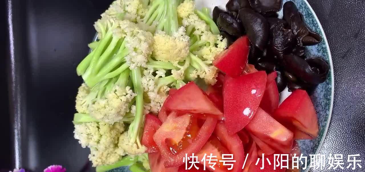 花菜炒得不好吃？多加一道工序，鲜嫩脆爽吃起来特别的香