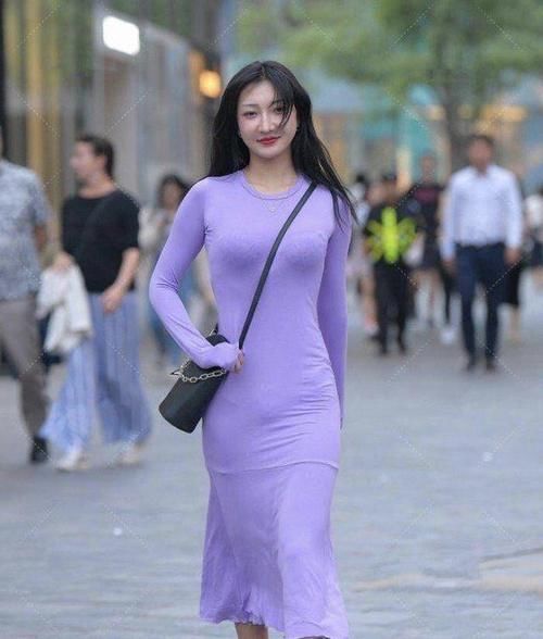 连衣裙突出优雅风格，带来浓厚的女人魅力，女神范十足