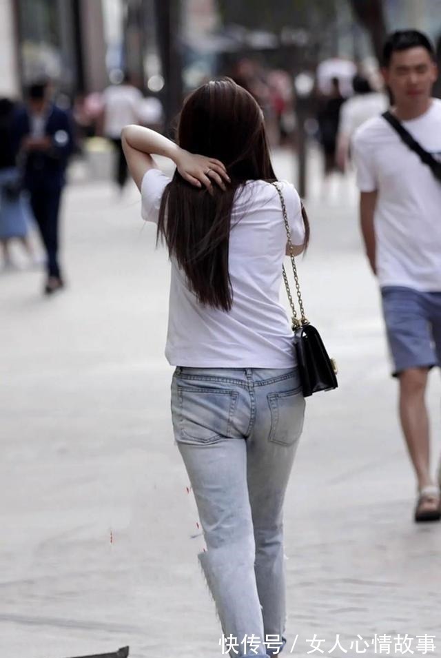 t恤 白色t恤+另类断腿牛仔裤,高挑瘦瘦瘦,充满个性!