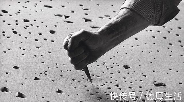 卢齐欧·封塔纳#又一个奇人他在画布上用刀戳了1000多个洞,结果卖了21亿