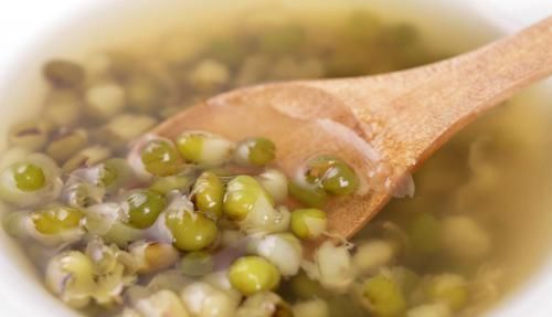 绿豆汤,别直接下锅煮,掌握一个技巧,绿豆10分钟快速软烂开花