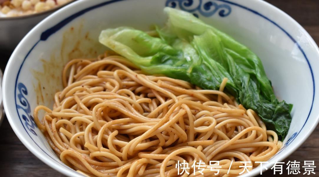 我一个人|一个人的午餐这样做简单省事,8分钟就做好,花钱少营养又美味