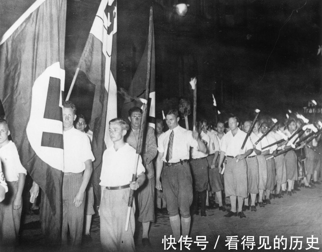冲锋队!老照片 1933年德国焚烧书籍 上演丑恶的一幕