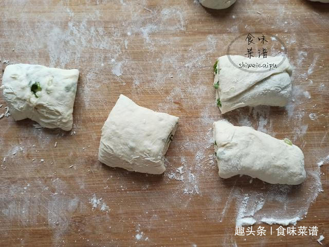 孩子想吃葱花饼了,教你特色做法,不和面不揉面,暄软咸香又好吃