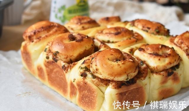 跟我做面包吧,柔软又香又好吃,当早餐正好,连做了三次还没吃够