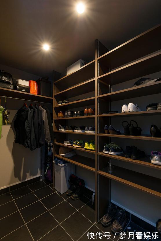 衣帽间|顶楼复式,楼梯装家里占面积又碍事,不如把楼梯口封了挪到露台上