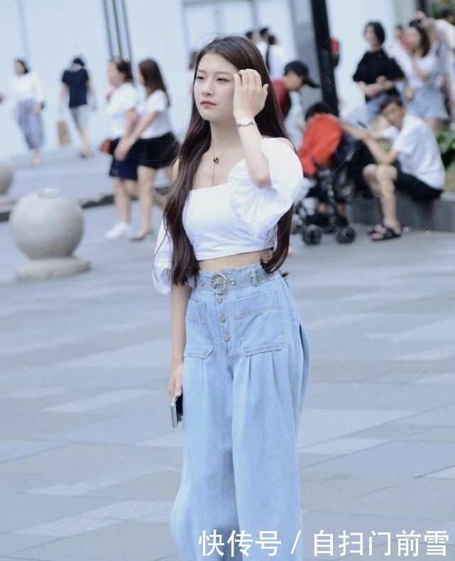 白色抹胸装搭配泡泡袖,装嫩能力一流,搭配上宽松牛仔裤休闲时尚