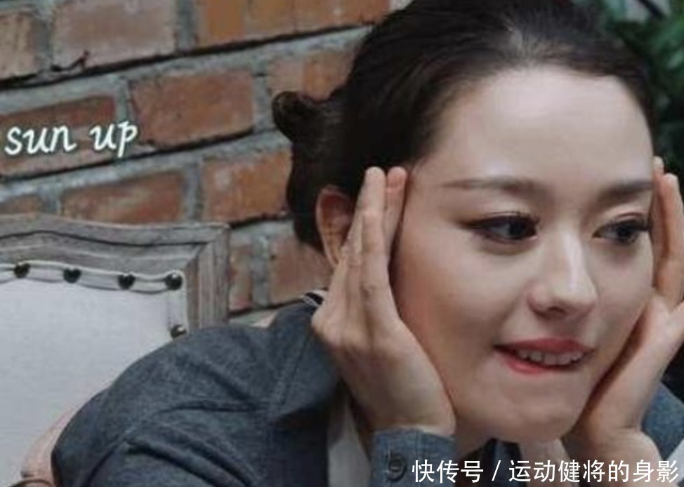 妆感|吉娜真是放开了!大方卸掉假睫毛,看到素颜真容,难怪妆感那么重