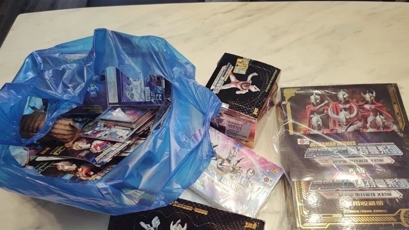 老母亲|孩子疯狂迷恋的“奥特曼卡片”好在哪里?为啥会成为社交硬通货?
