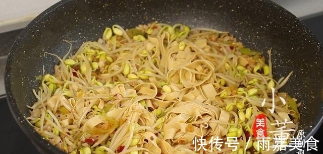 搅拌均匀|豆皮不要再凉拌了,加1块肉,1把豆芽,香辣开胃又下饭