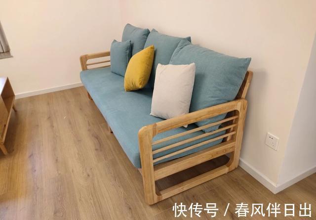 安装|极简原木风装修,不做吊顶和电视墙,全屋铺木地板,温馨又舒适