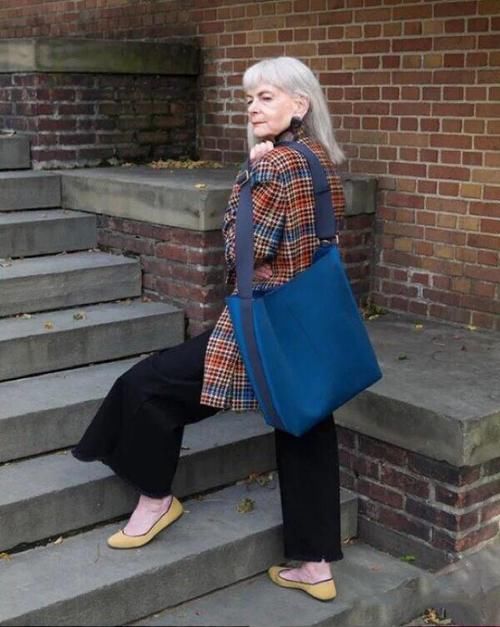 年纪大要学会优雅，看日本老太太时髦穿搭，每一套都是借鉴模板穿搭技巧＂奶奶辈＂的搭配模板