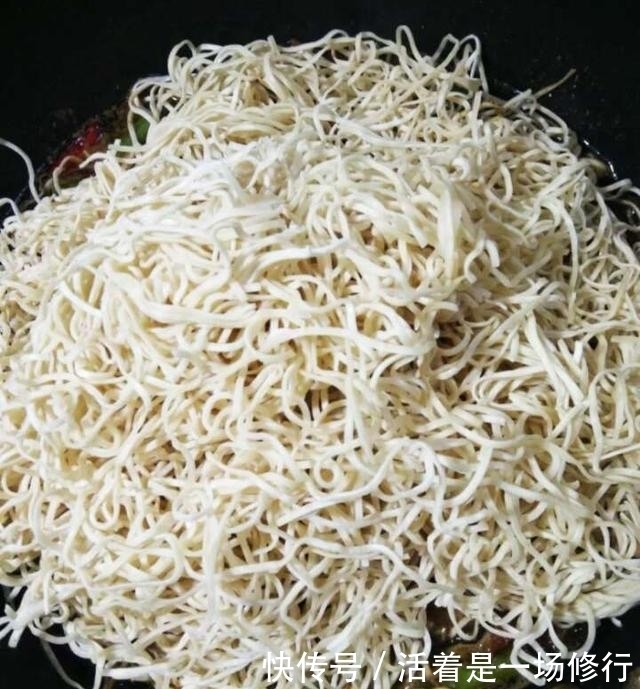 面食|老妈的焖面做成这样,香的流口水,一人一碗不够吃