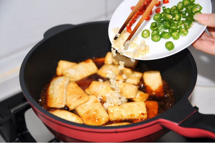 豆腐的做法多样，试试如此下饭的做法，看着就让人流口水