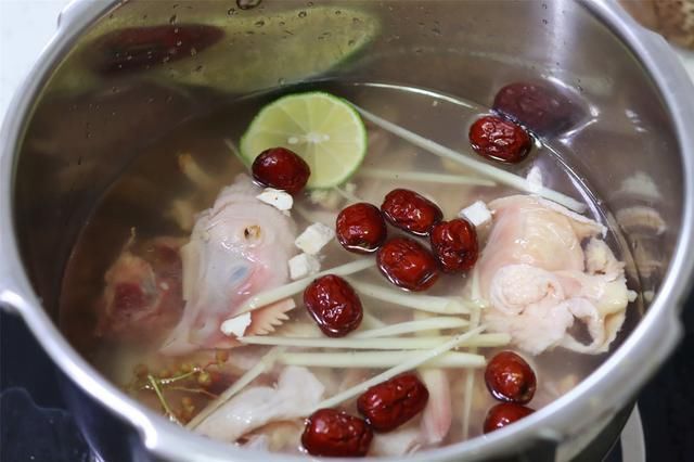 红枣|夏季鸡肉和姜是绝配，肉香汤鲜，天热要多吃，很多人不知道有啥用