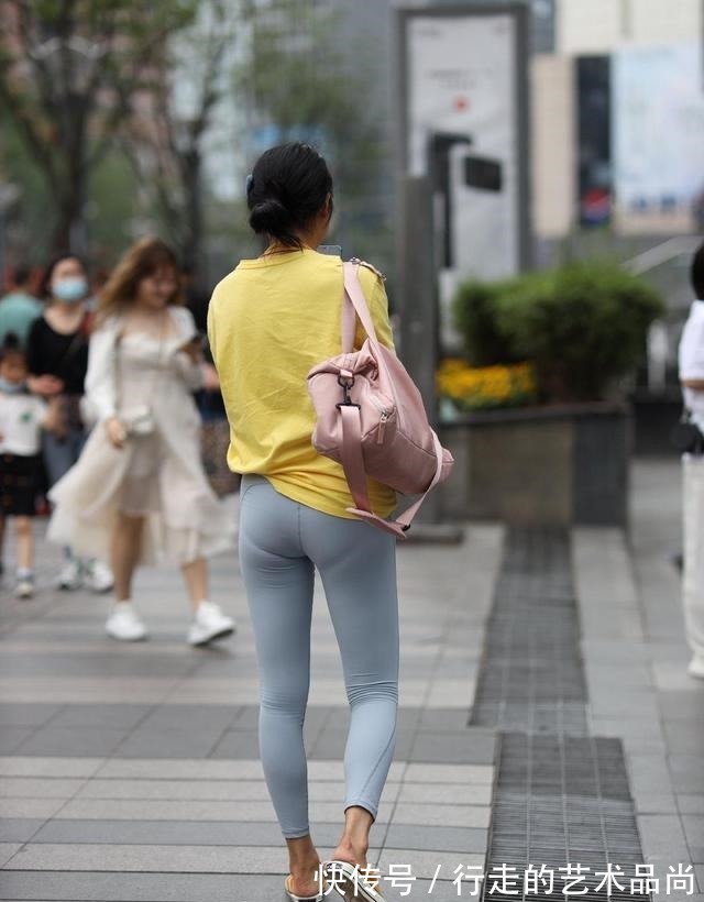 瑜伽裤 休闲时尚的瑜伽裤搭配黄色宽松T恤，让自己的背影都变得好看！