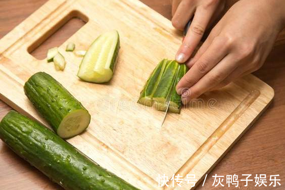爽脆|凉拌黄瓜有诀窍，不能切完就拌，多做这2步，黄瓜更清脆更入味