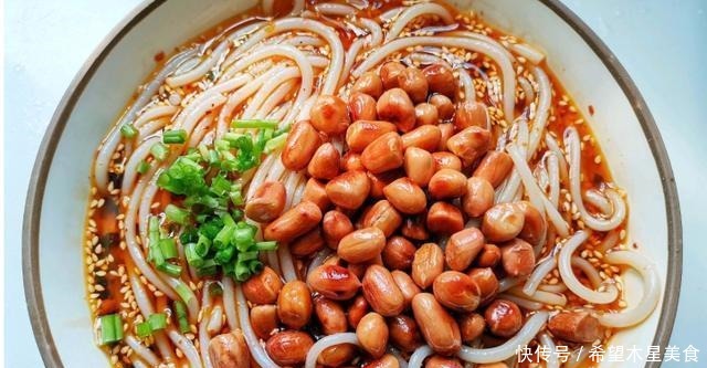 米线自己也能在家做了,酸爽开胃,爽滑劲道,吃了一碗还想吃