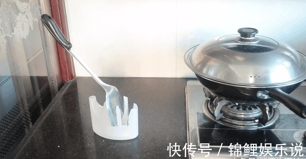 洗衣液瓶子别扔了, 简单剪几刀, 放在厨房这样用, 人人见了都夸好