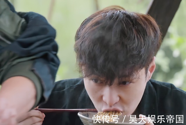 张艺兴|黄磊的“葱油拌面”能申请吉尼斯看到张艺兴的剩饭,瞬间明白了