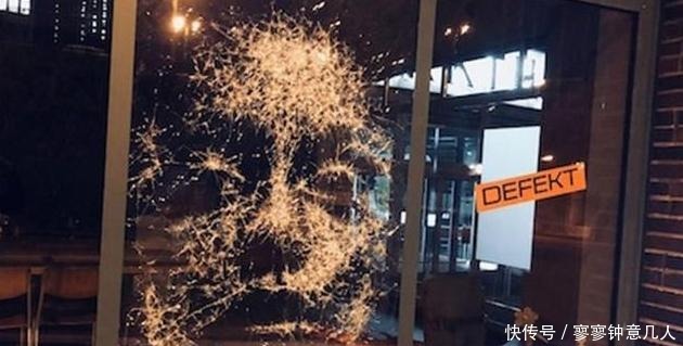 艺术家用铁锤砸玻璃,吃瓜群众开始很不屑,下一秒就惊叹:大师!