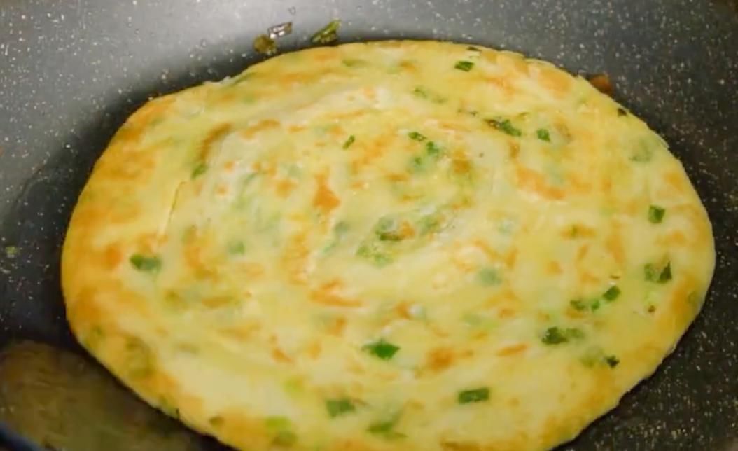 葱花饼|经典美食“葱花饼”,葱香四溢,酥脆可口,好吃到停不下来