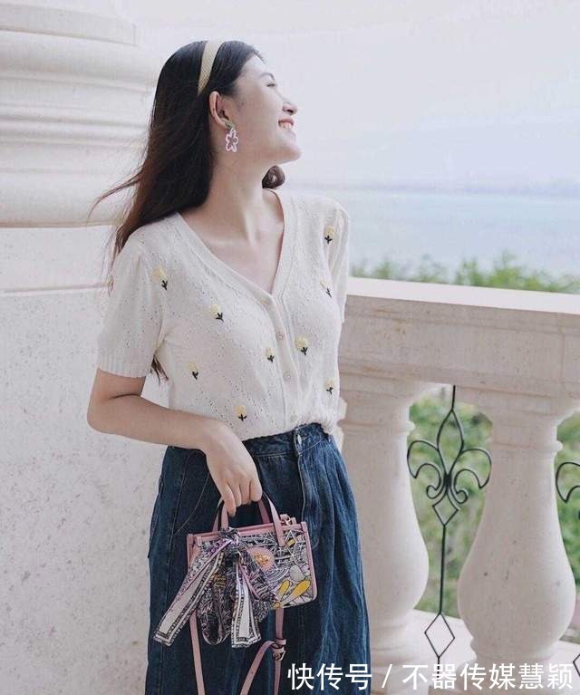 气场|精致的女人自带气场，针织衫配半身裙，女人30岁一样可以很高级