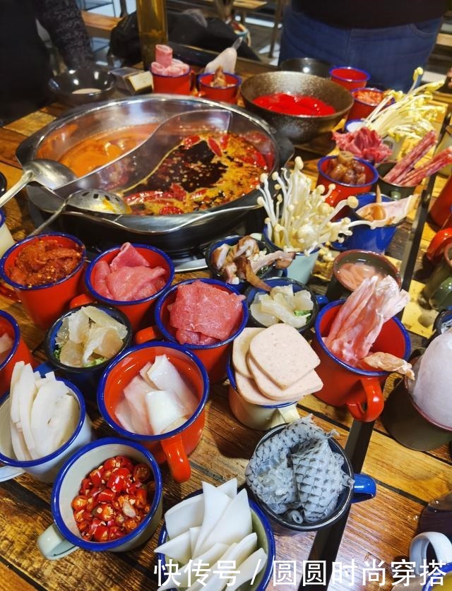 用茶缸子吃火锅，西安这家火锅有特色