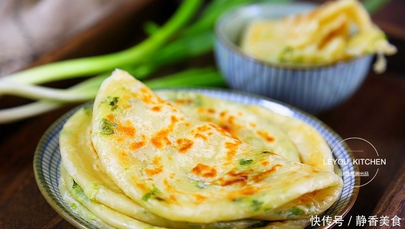 找对方法,即使用冷水和面,烙好的葱油饼,照样外酥里软