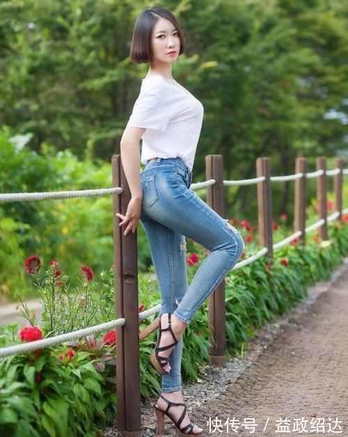 紧身裤 女神搭配：腰很细的牛仔裤美女，身材颜值俱佳，彰显女人味！