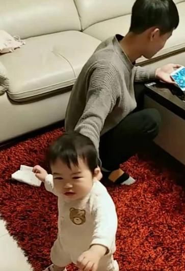 水花|下雨天外甥玩水不回家,小姨将计就计,看看谁弄得水花大