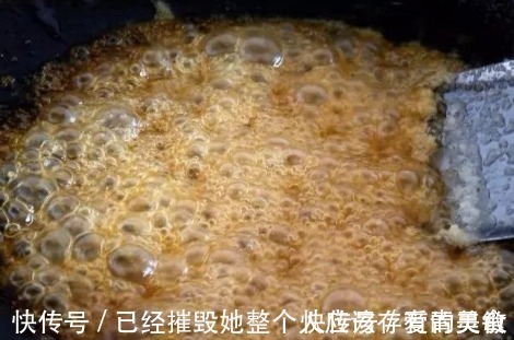 糖色|炒糖色时,到底放油还是放水十人有9人做错,肉质腥柴还发苦