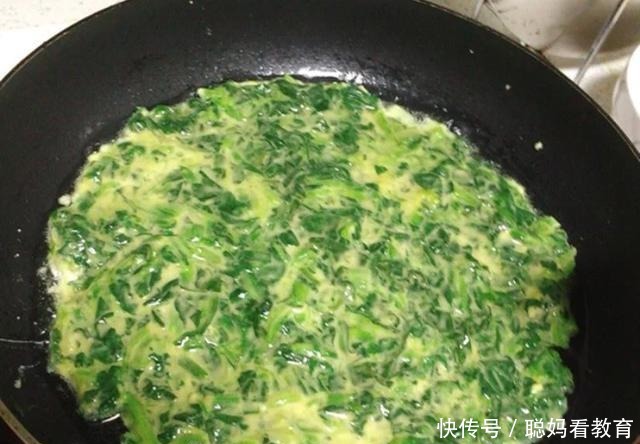 入冬后,吃韭菜芹菜,不如吃它,钙含量是豆腐9倍,用它烙饼真香