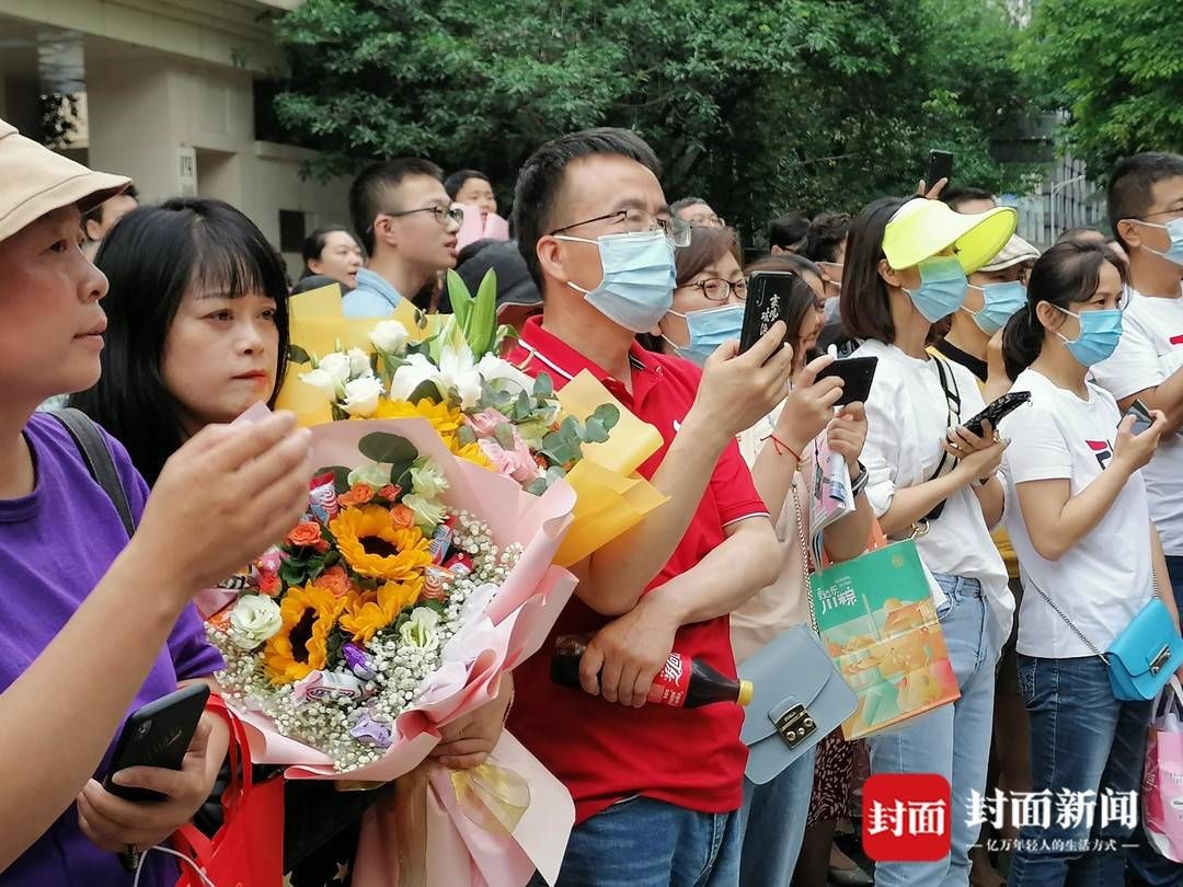 鲜花|成都中考结束，7月2日公布成绩 家长鲜花迎接考生出场