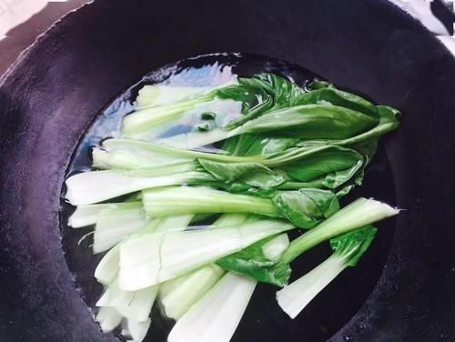  食用油|不管炒什么青菜，牢记2个窍门，青菜鲜嫩翠绿，远比饭店里的好吃