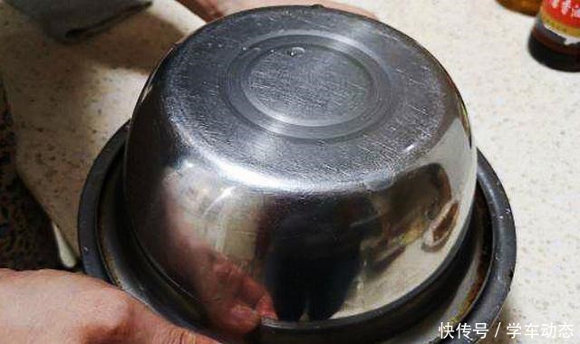 洗蛤蜊时,只加盐是错的!多加这一样,蛤蜊大喘气,把沙吐个精光