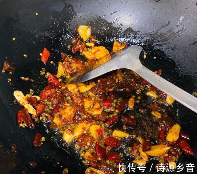 家庭版|家庭版水煮肉片麻辣鲜香,色泽鲜艳,搭配米饭,好吃到停不下来!
