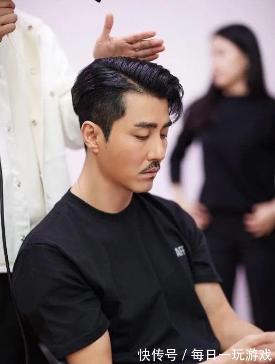 背头 2021发型怎么选这3种经典不过时,省心又好看,明星都会剪!