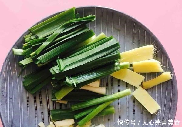 孩子吃鱼总是卡喉咙不喝醋,教你一招,让鱼骨跑出来,省事