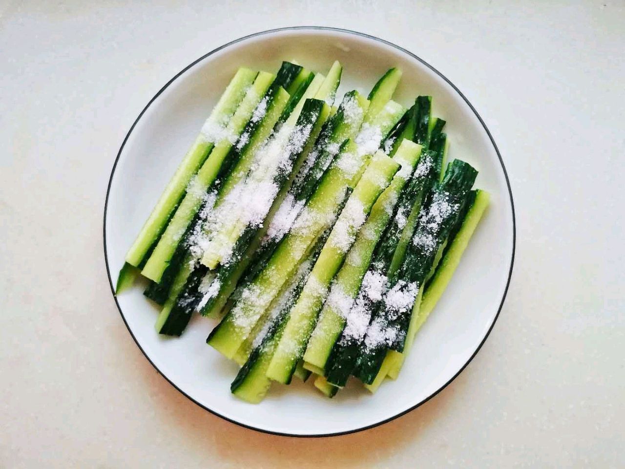 嘎嘣脆的凉拌黄瓜，清爽解腻，营养美味