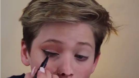 5岁小男孩模仿老妈化妆,化完后的样子无法想象,叫人傻住
