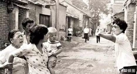 老照片|老照片:两名犯人被钉在木架上等死,强奸犯挂着牌子游街