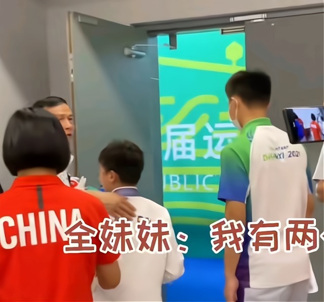 跳水|全红婵有多受欢迎?跳水裁判都主动求合影,红姐大方送她好东西