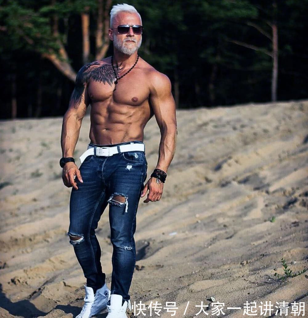 发色|42岁男子喜欢健身, 练就一身肌肉, 因一头白发被误以为60多岁!