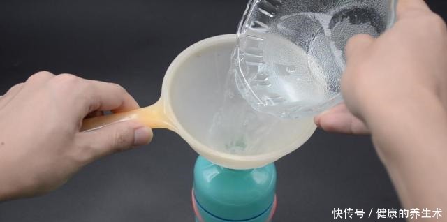 不管玻璃有多脏,试试这个小技巧,不用一滴水,干净透亮还不留灰!