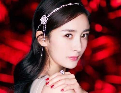 气质|冬天再懒也不要散着头发了,有静电!试试这几款扎发,气质又迷人