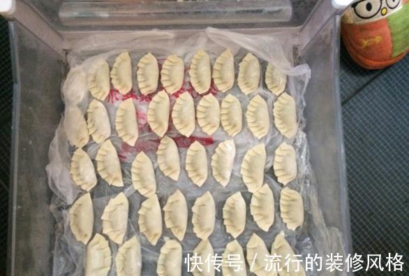 煮冻饺子时,用热水还是冷水煮?都错了,30年大厨教你正确方法!