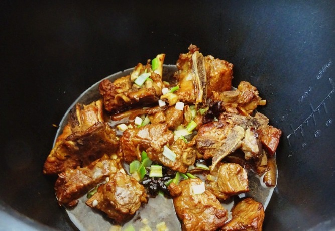 这个方法焖排骨，百吃不厌，不加一滴水，鲜香软烂又入味，特香