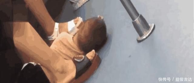 报警|男童睡在妈妈脚下,妈妈却悠闲玩手机,看到孩子手,乘客果断报警